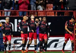 Jugadores de Xolos festejando un gol vs Atlas