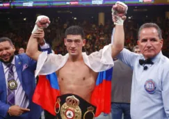 Dmitry Bivol con su campeonato