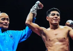 Ángel Fierro celebrando victoria tras pelea de box