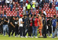 La cancha terminó invadida por aficionados y por barritas