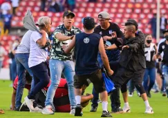 Aficionados invadieron el cancha de la Corregidora