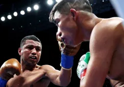 'Chocolatito' González impacta a 'Rey' Martínez