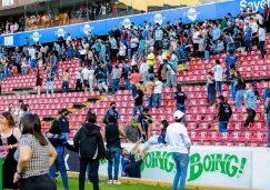 Afición en el inicio de la pelea campal 