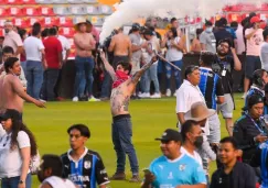 Aficionados invadieron el cancha de la Corregidora