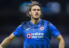 Santiago Giménez jugando partido de la Liga MX con Cruz Azul