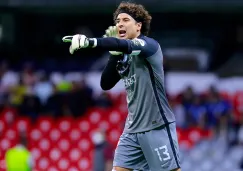 Ochoa da indicaciones a sus compañeros