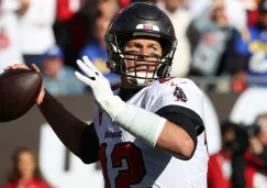 Tom Brady jugando partido de la NFL con los Tampa Bay Buccaneers