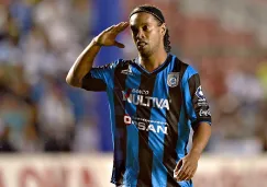 Ronaldinho festejando gol con Querétaro en partido de la Liga MX