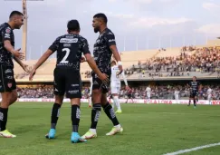 Jugadores del Necaxa celebrando un gol sobre Pumas