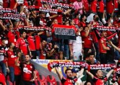 Aficionados rojinegros en el Clásico Tapatío