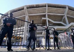 Policías afuera del Estadio Jalisco