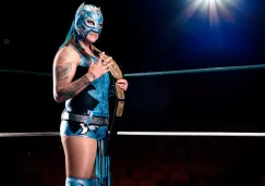 La Metálica posa ante la lente de la CMLL