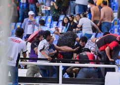 Aficionados en el inicio de la pelea en las gradas 