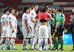 Jugadores de Rayados reclaman arbitraje en juego ante Toluca