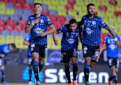 Jugadores del Querétaro festejando un gol a favor