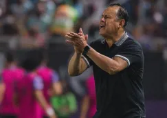 Juan Reynoso dirigiendo a Cruz Azul en partido frente a Mazatlán