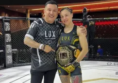 Victoria Alba festejando victoria tras pelea de la UFC