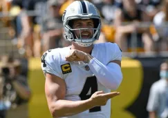 Derek Carr jugando partido de la NFL con Raiders