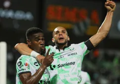 Doria celebrando un gol con Santos 