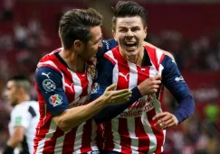 Canelo Angulo y Pavel Pérez en festejo con Chivas