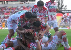 Jugadores del Necaxa festejando un gol