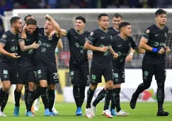 Jugadores del América festejando gol ante León en el Estadio Azteca