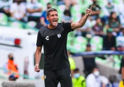 Pablo Morant dirigiendo a Querétaro durante partido de Liga MX