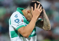 Leo Suárez se lamenta durante partido