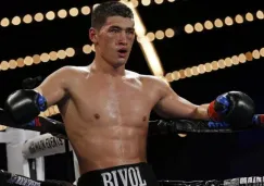 Dmitry Bivol durante una pelea de boxeo