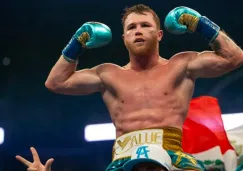 Canelo Álvarez victorioso tras una pelea 