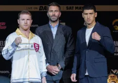 Canelo Álvarez y Dmitry Bivol durante la conferencia de prensa