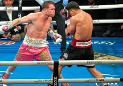 Canelo lanza un golpe a su rival