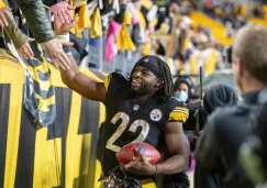 Najee Harris saluda a la afición de Steelers