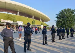 Elementos de seguridad en el Estadio Akron 