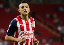 Roberto Alvarado jugando partido de Liga MX con las Chivas