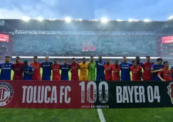 Jugadores del Toluca y del Bayer Leverkusen en abrazo