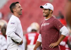 Kyle Shanahan platicando con Garoppolo