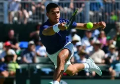 Alcaraz demostrando sus habilidades en el tenis