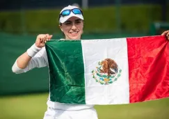 Fernanda Contreras muestra con cariño la bandera tricolor