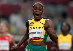 Elaine Thompson-Herah festejando ganar la final de los 100