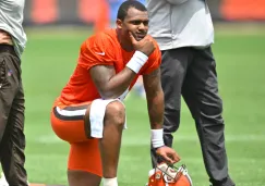 Deshaun Watson se arrodilla en el campo durante una práctica