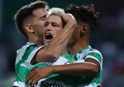 Huevo Lozano celebrando un gol con Santos