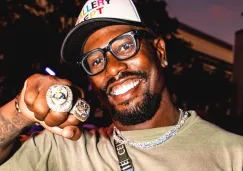 Von Miller presume su anillo del Superbowl LVI