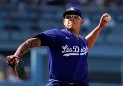 Julio Urías jugando con los Dodgers