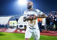 Dani Alves en su debut con Pumas