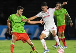 Alan Medina y Jorge Rodríguez en disputa por el balón 