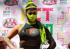 La luchadora posa ante los medios en un evento de Triple A 