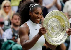 Serena Williams sostiene su trofeo en la Final individual femenina