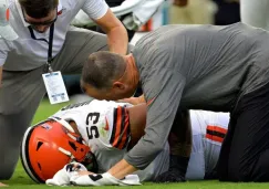 Personal de Browns de Cleveland revisan a Nick Harris tras lesionarse