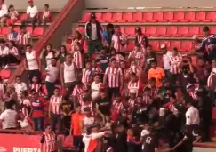 Video: Aficionados de Chivas se pelearon con la policía en el Estadio Victoria